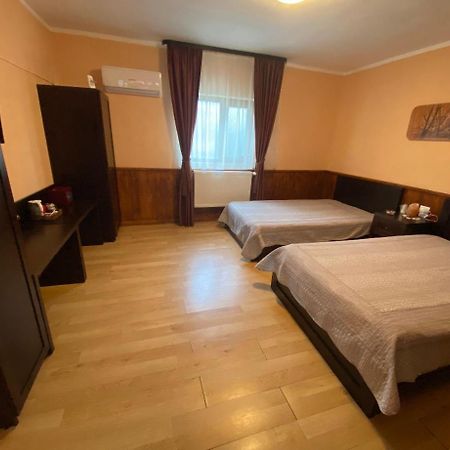 O Mie De Lacuri Vrata Zewnętrze zdjęcie